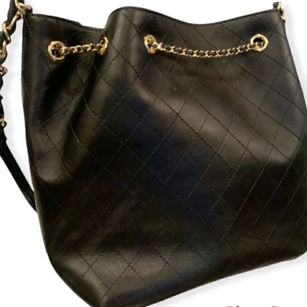 CHANEL Calfskin Stitched Drawstring Bag (Black)